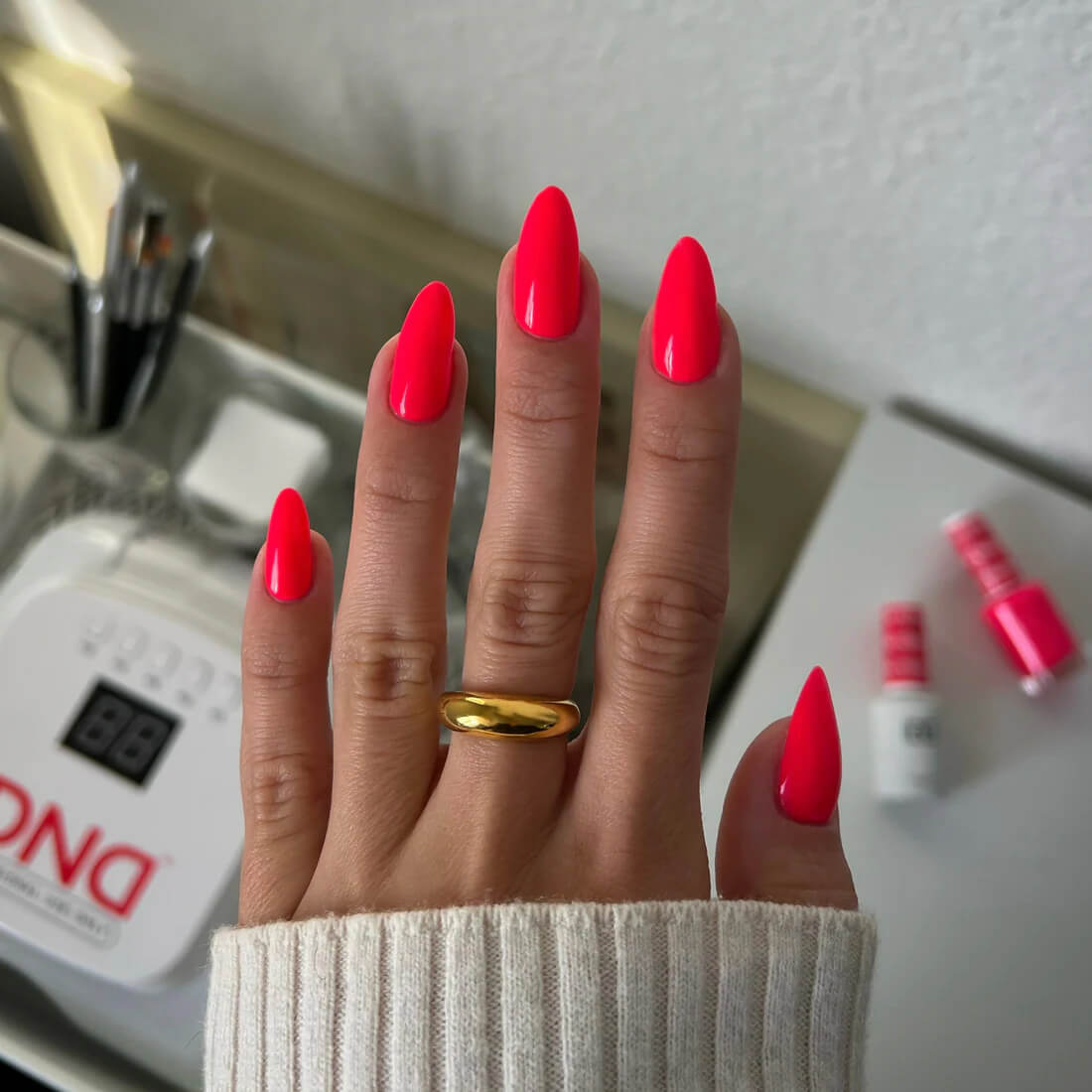 DND Gel Polish ONLY - #561 Strawberry Kiss