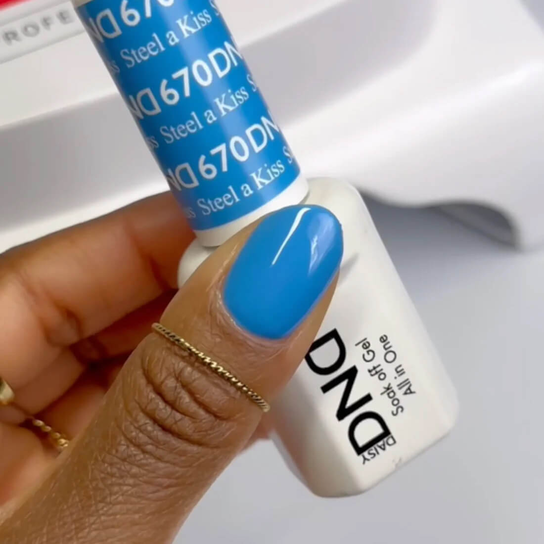 DND Gel Polish ONLY - #670 Steel a Kiss